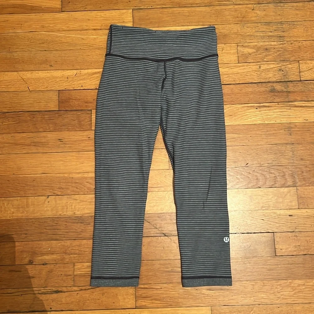 Lululemon Wunder Under Crop Reversible Tights in Grey, size 4 - Picture 6 of 12